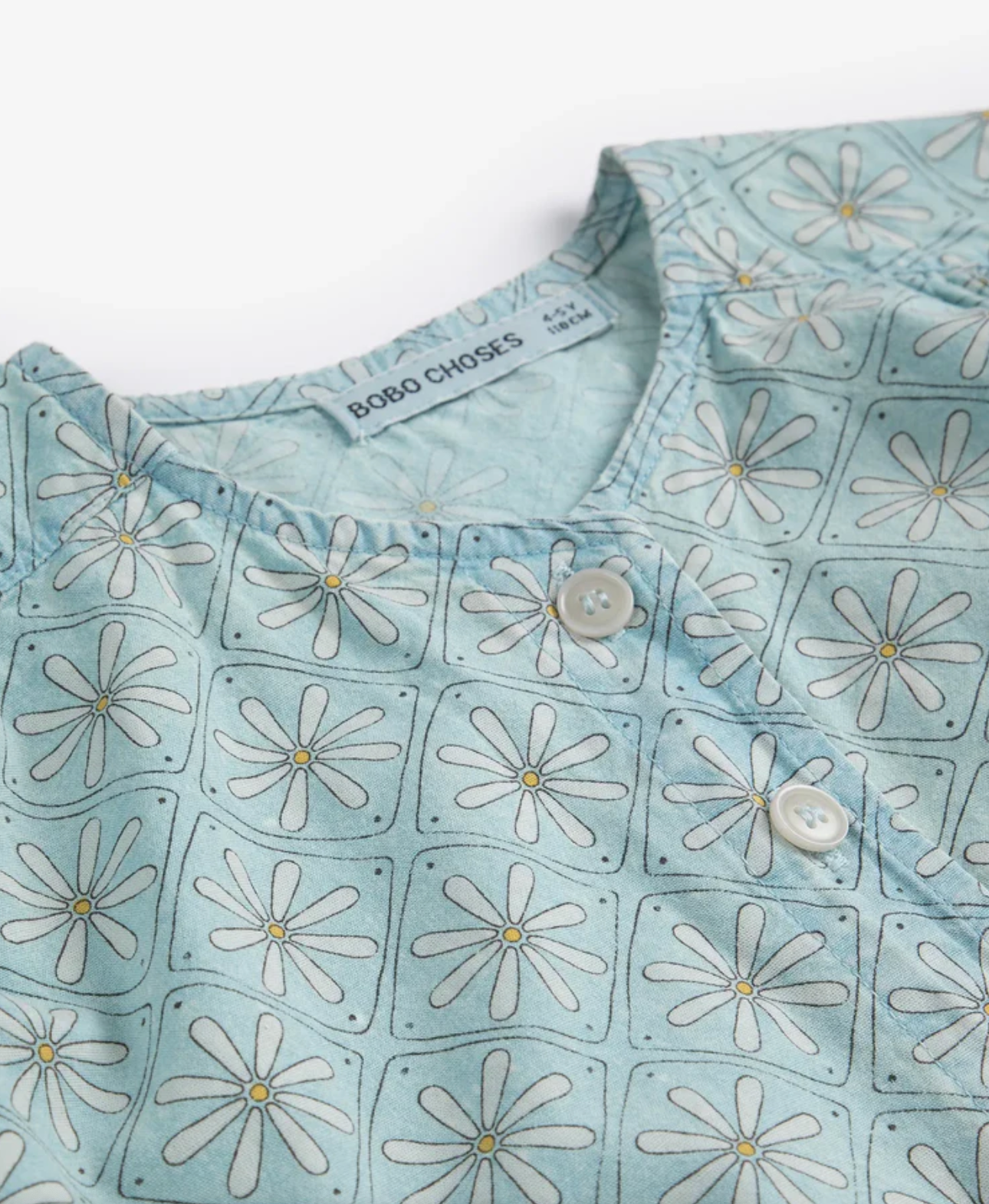 Button detailing on the Daisy Mosaic All Over Woven Top - Light Blue | Bobo Choses