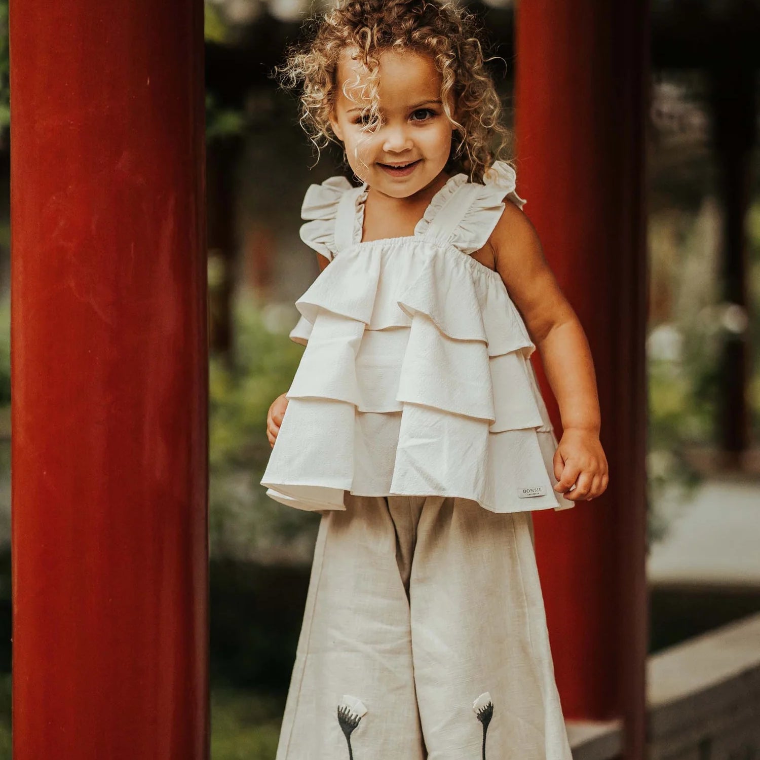 Young girl wearing sleeveless Doortje Top Warm white by Donsje