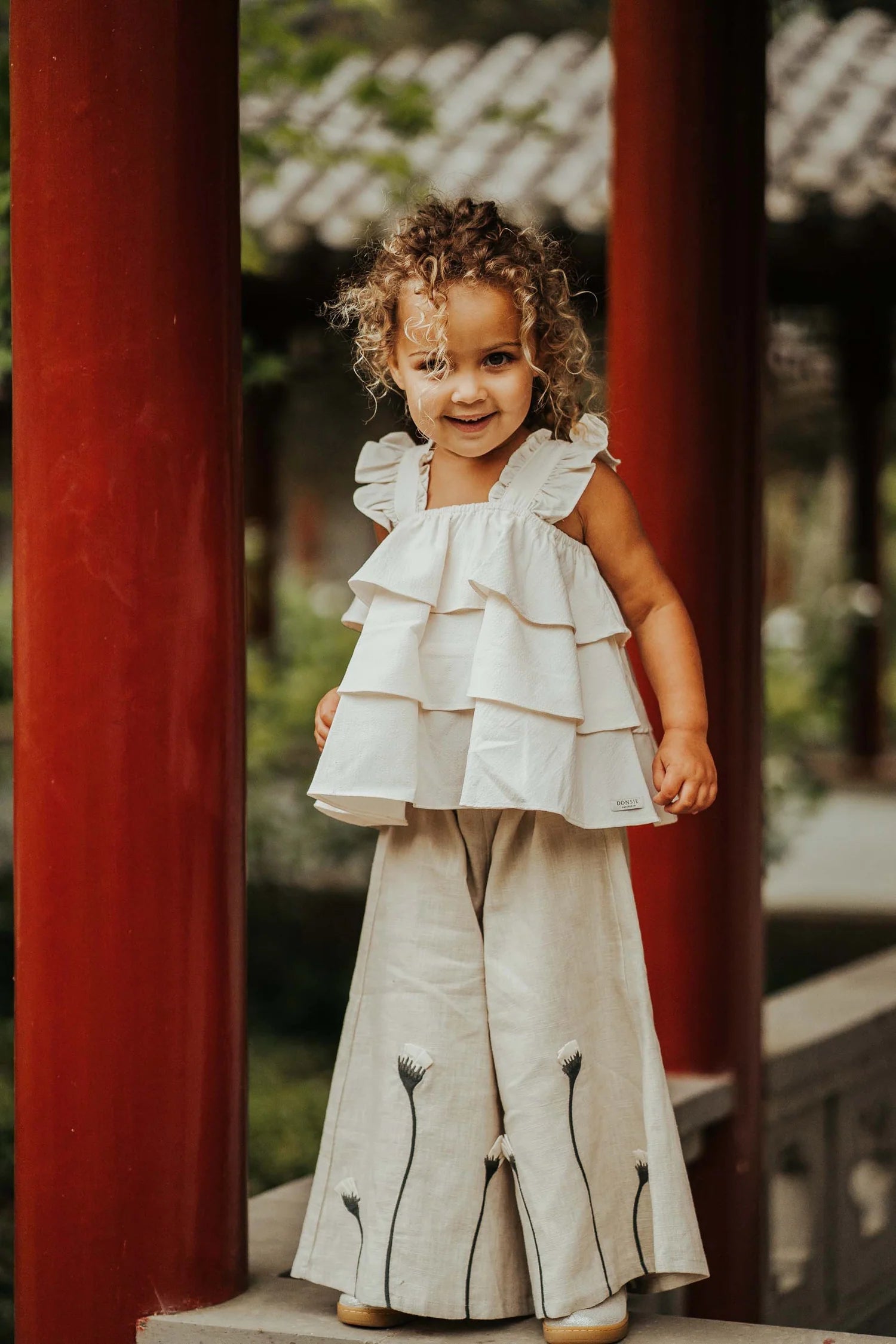 Young girl wearing sleeveless Doortje Top Warm white by Donsje
