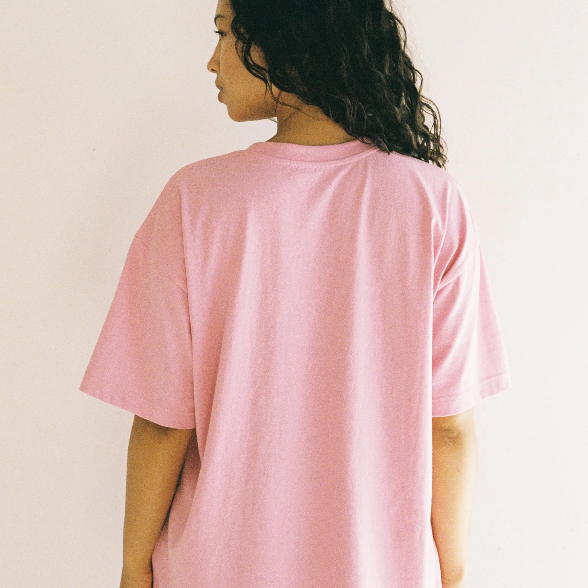 back view of model model wearing the pink Fraise Tee by Juni
