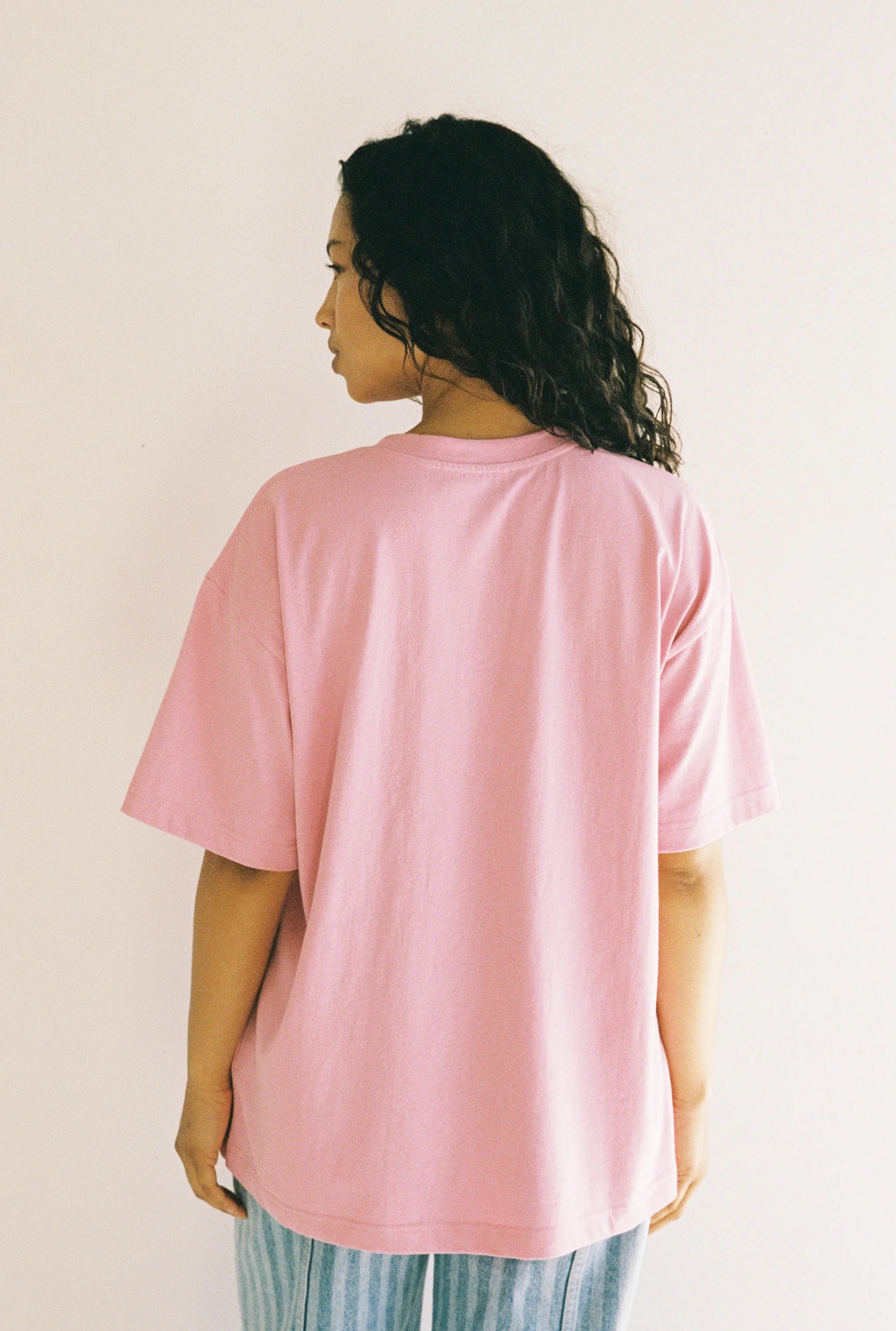 back view of model model wearing the pink Fraise Tee by Juni