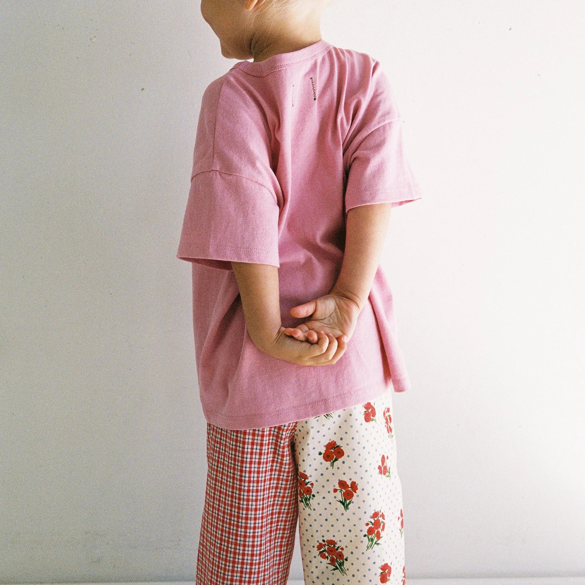 back of child wearing the JNR Fraise Tee by Juni