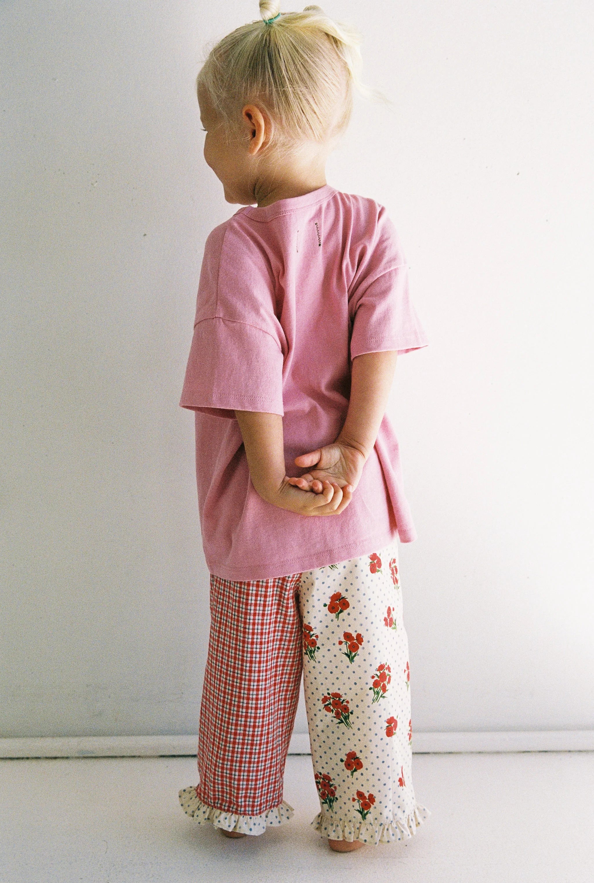 back of child wearing the JNR Fraise Tee by Juni