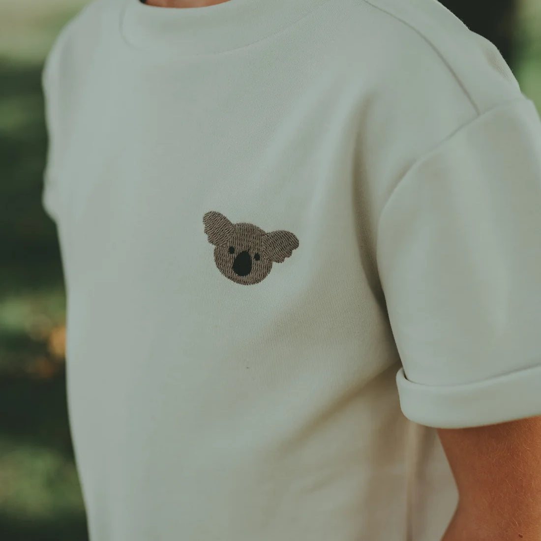 Boy wearing Jarne Tshirt Koala Birch By Donsje