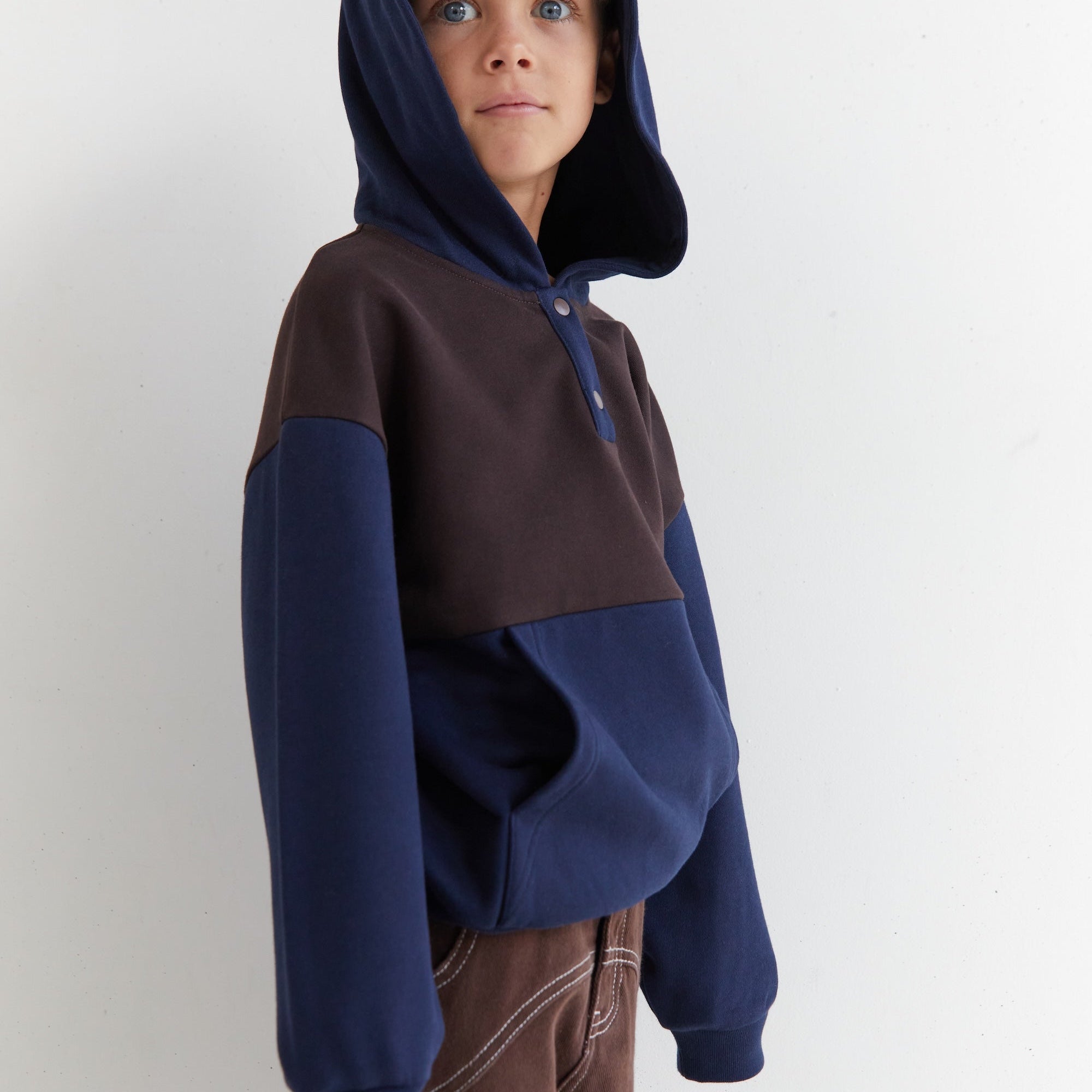 Side view of boy in the Mio Hoodie - Navy | Juni