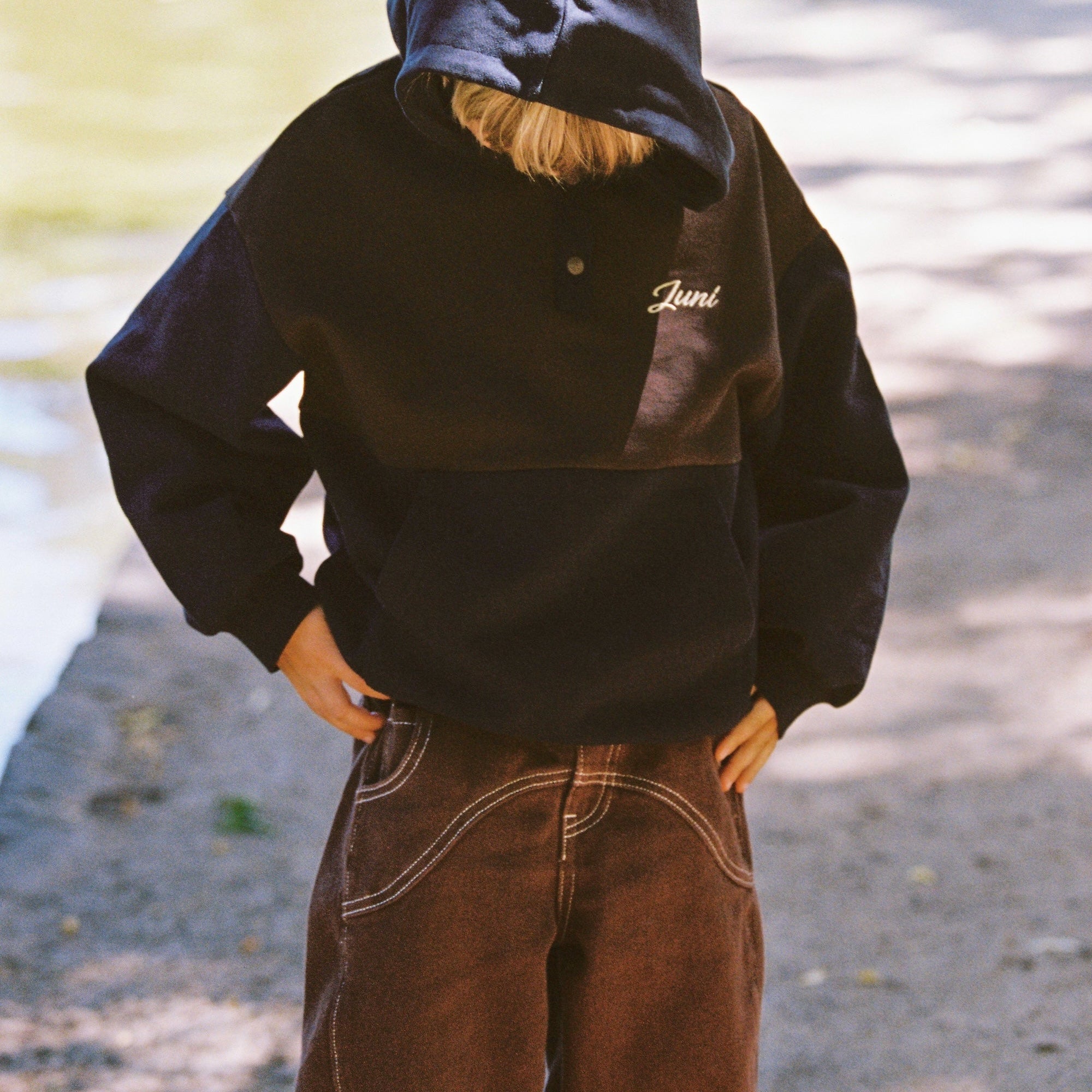 Front view of the Mio Hoodie - Navy | Juni