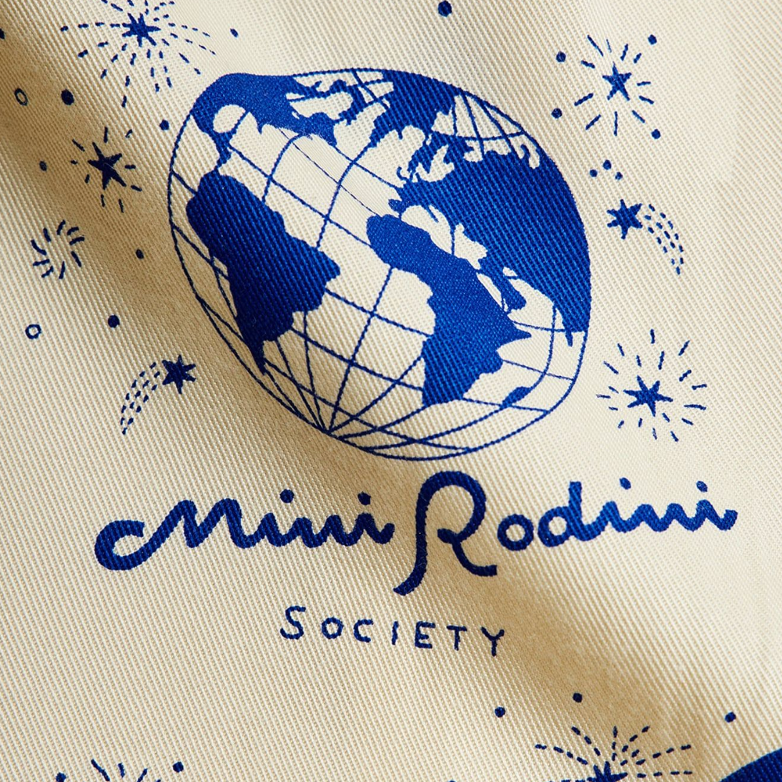 Close up of print on the Society aop woven trousers - White| Mini Rodini