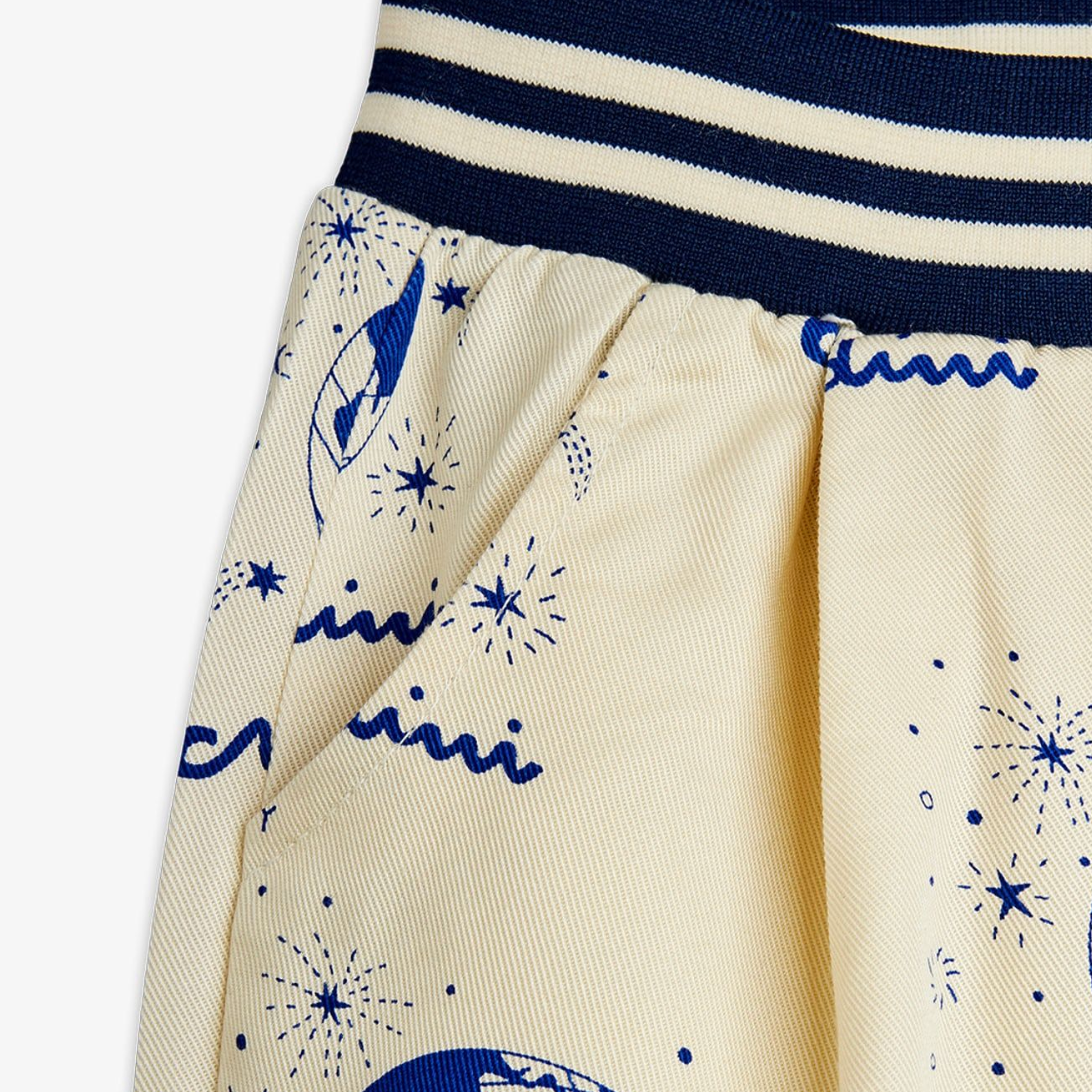 Close up of side of the Society aop woven trousers - White| Mini Rodini