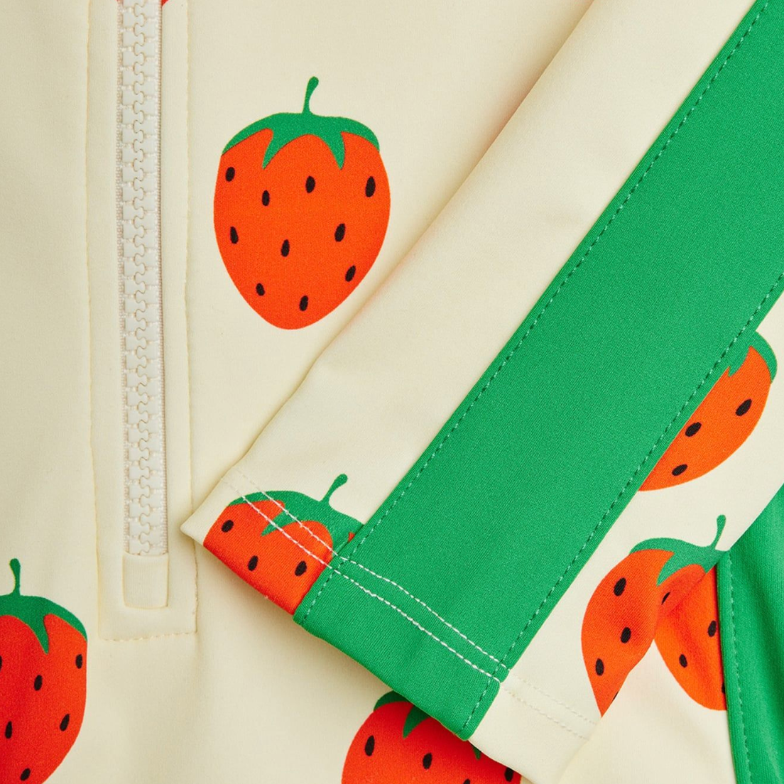 Close up of Strawberries aop ls uv swimsuit - Off-white| Mini Rodini