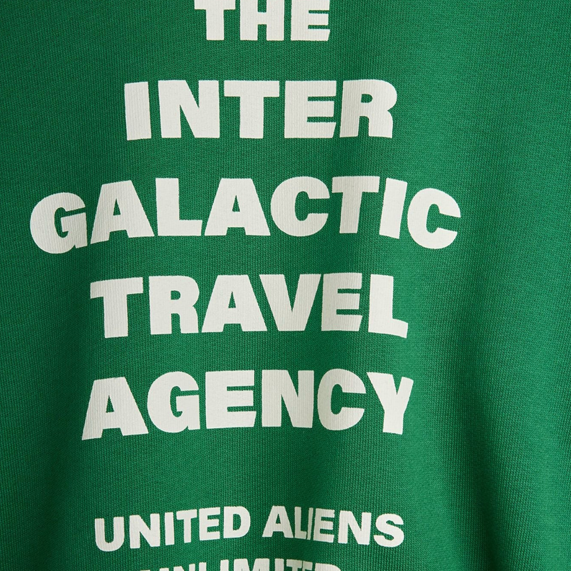Close up of text on the Travel agency sp sweatshirt - Green | Mini Rodini