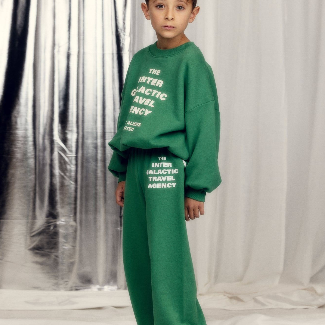 Boy wearing matching set of the Travel agency sp sweatshirt - Green | Mini Rodini