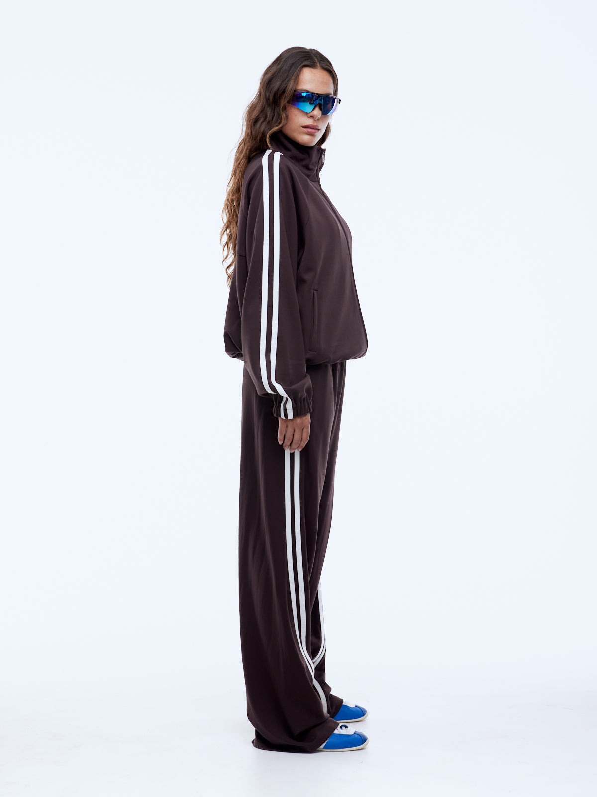 lady wearing Ena Pelly Valentina Zip Thru cocoa jacket worn casually with adjustable drawcord hem styling