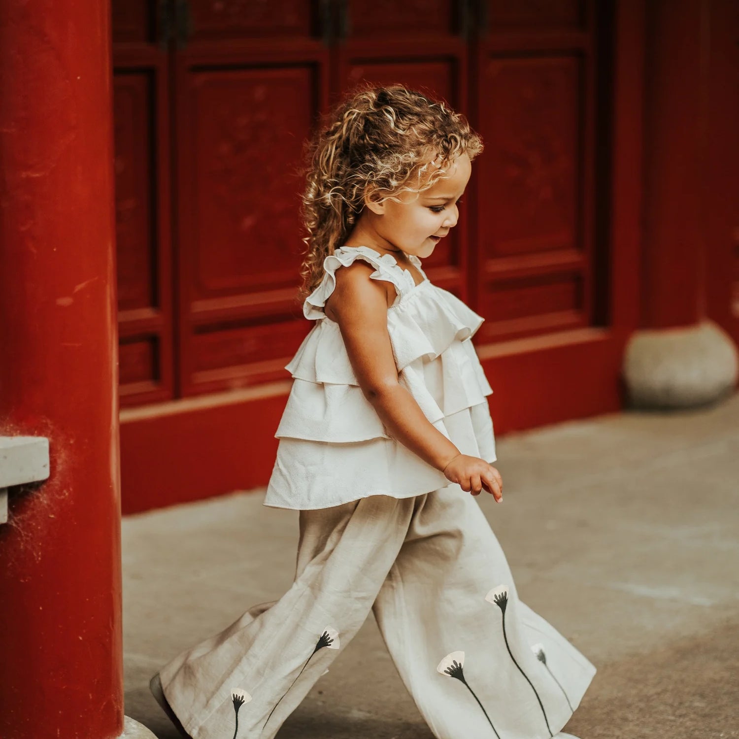 Young girl wearing Fifis Linen Trousers poppy soft sand by Donsje