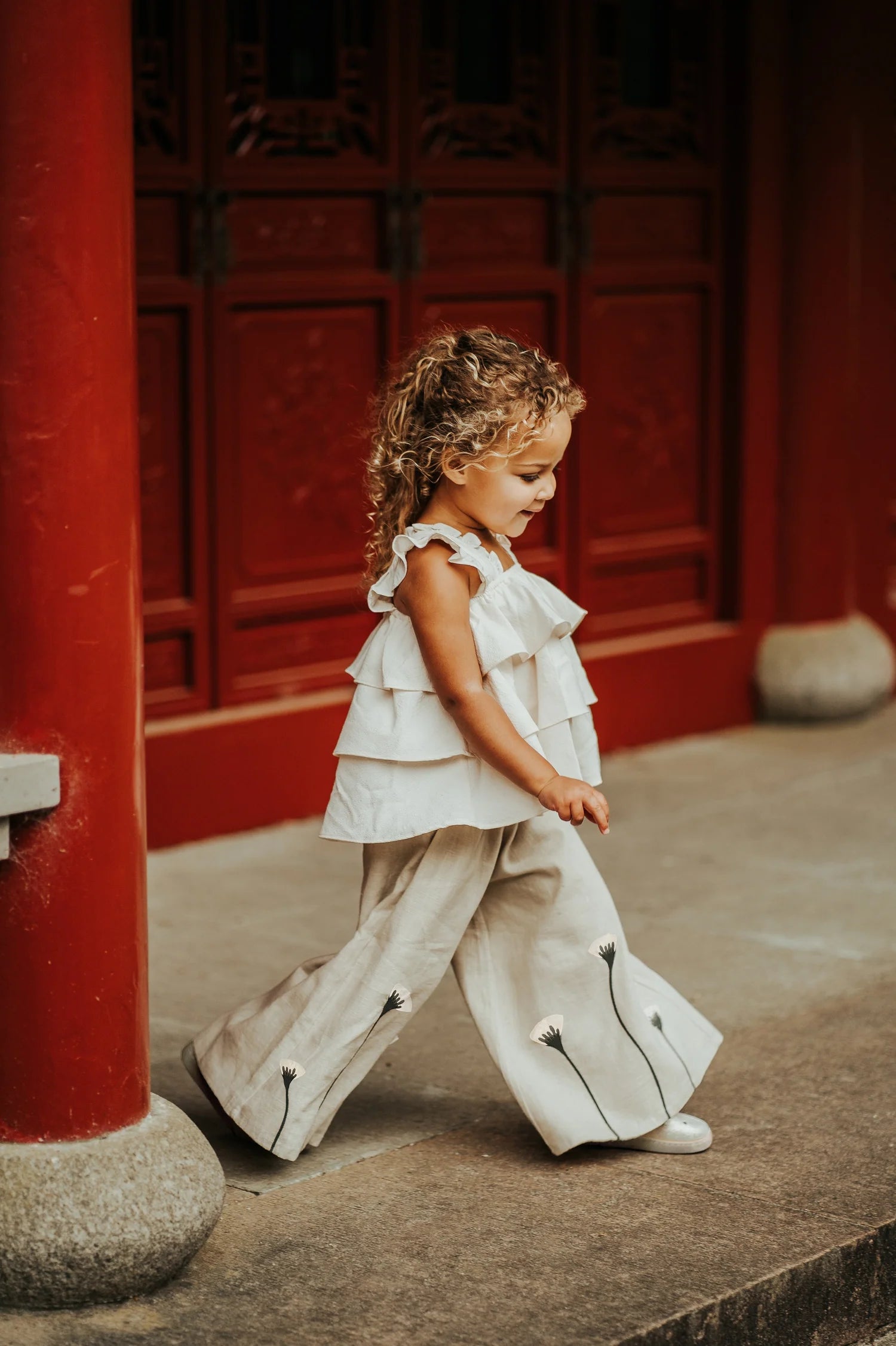 Young girl wearing Fifis Linen Trousers poppy soft sand by Donsje