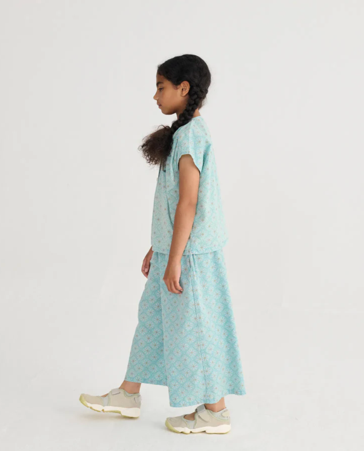 Side view of the Daisy Mosaic All Over Woven Culotte Pants - Light Blue | Bobo Choses