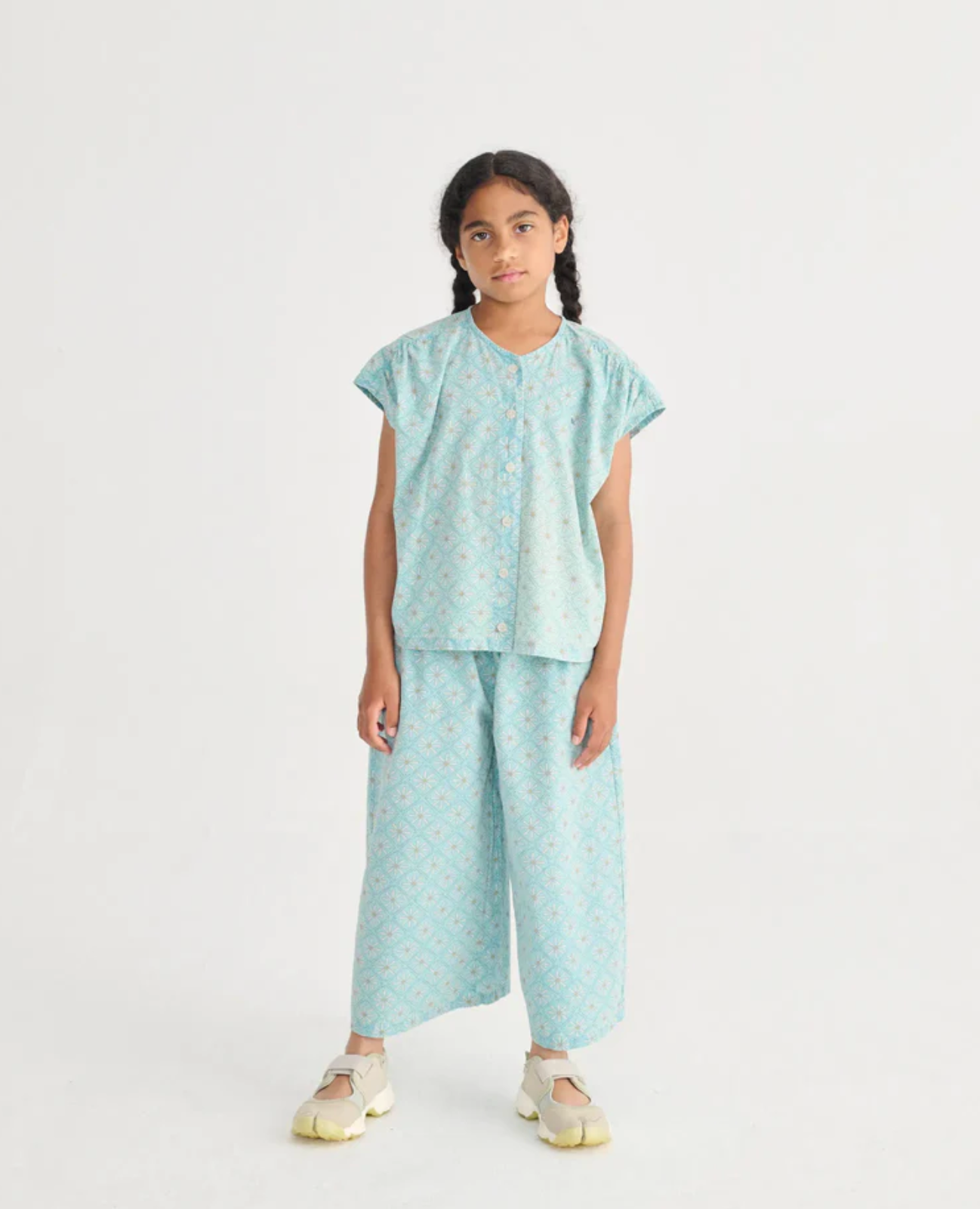 Front view of girl wearing the Daisy Mosaic All Over Woven Culotte Pants - Light Blue | Bobo Choses
