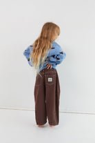 girl wearing Cocoa brown relaxed barrel leg jeans elasticated waist Juni Dylan