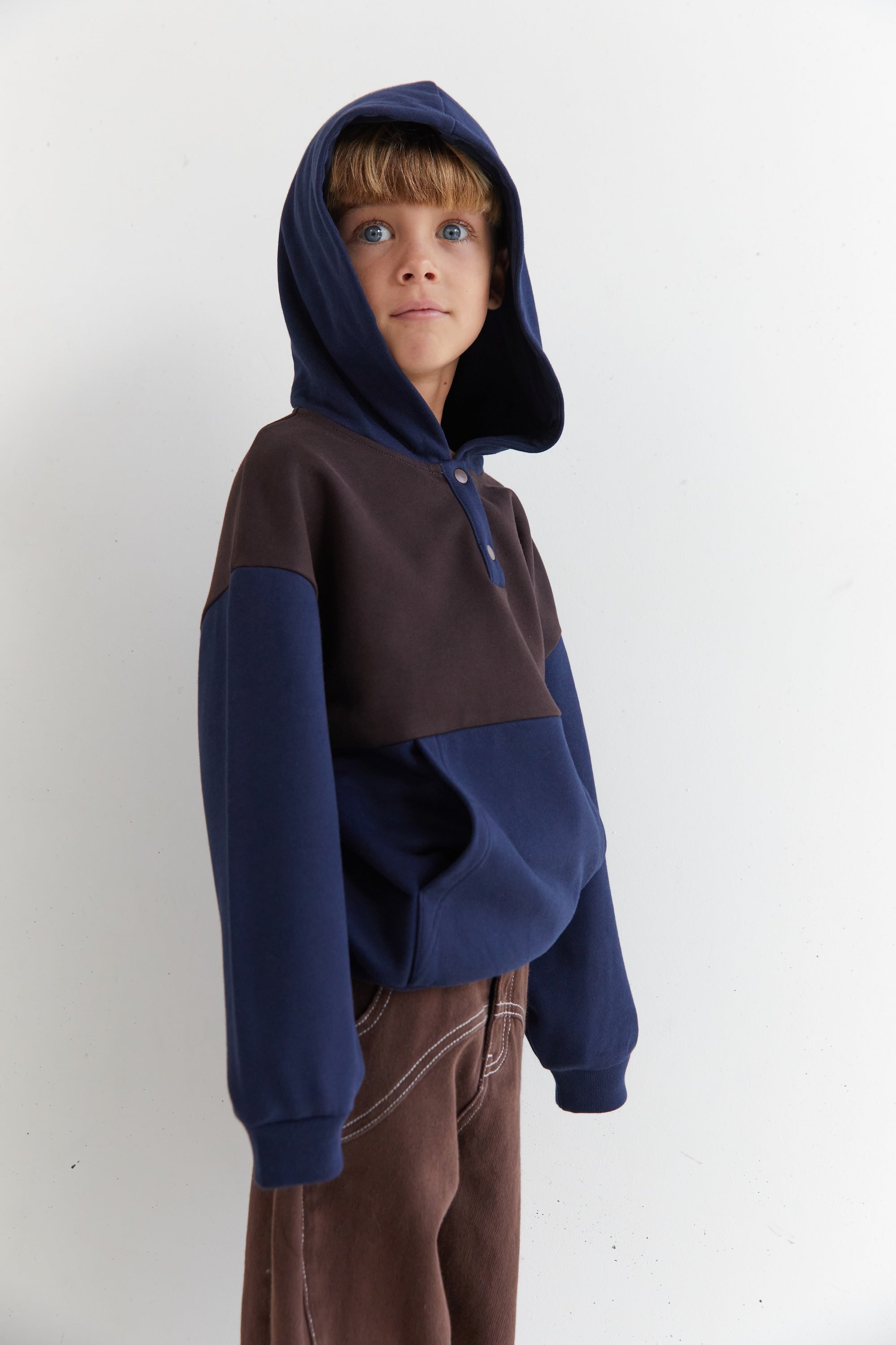 Side view of boy in the Mio Hoodie - Navy | Juni