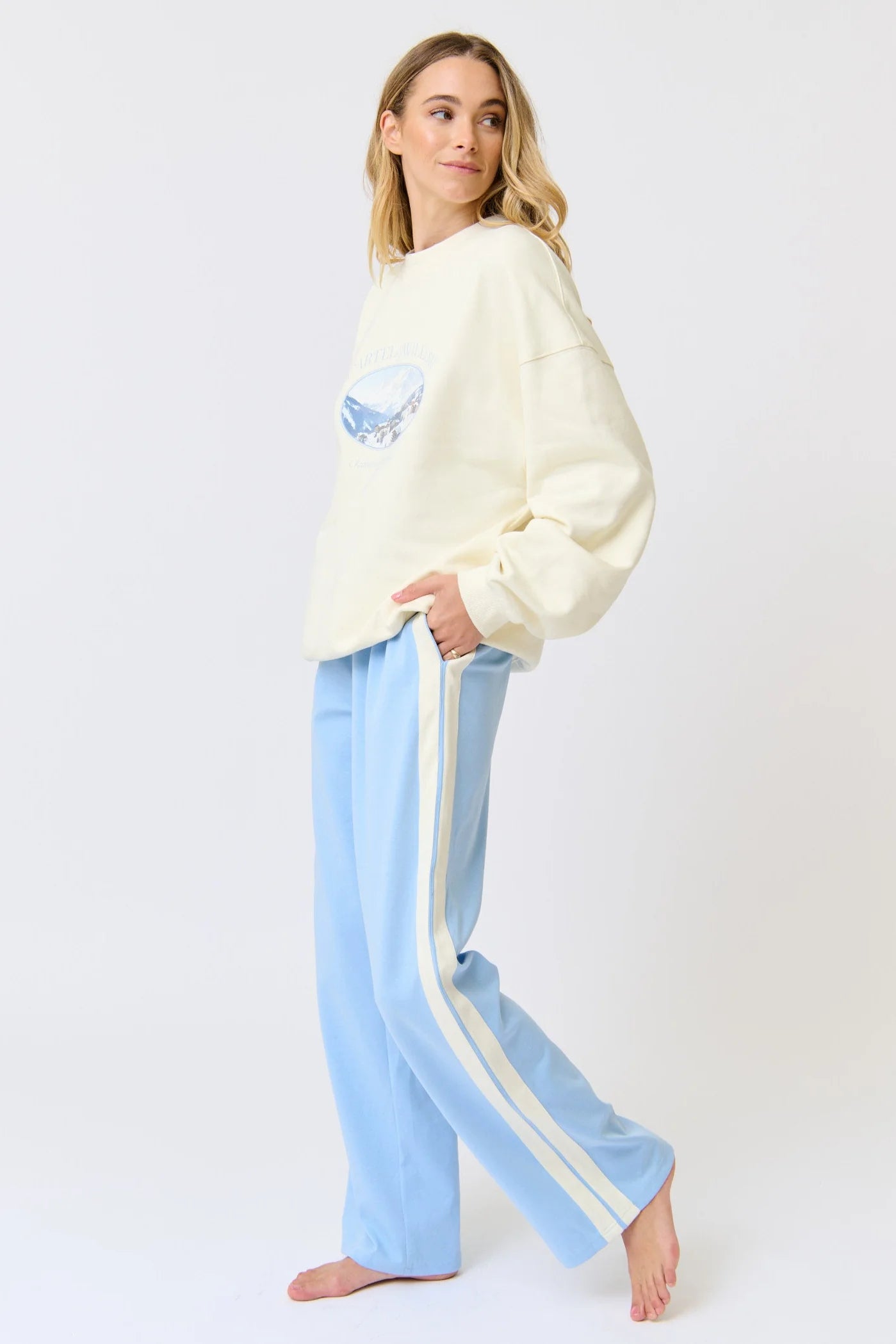 sweater with apres print cartel and willow