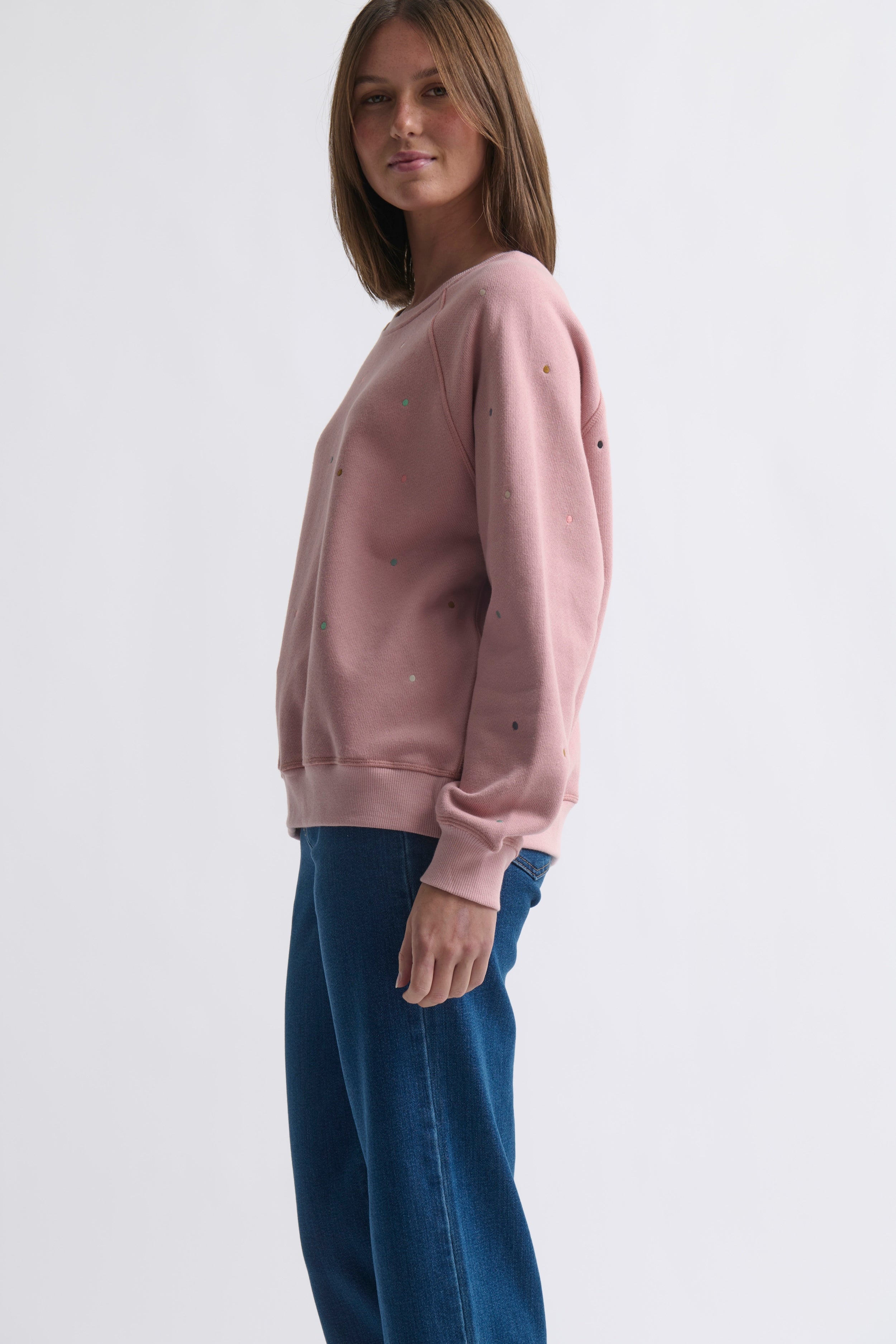 Kireina Patti sweatshirt musk pink color worn by model showing relaxed fit and raglan sleeves