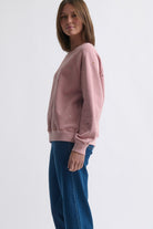Kireina Patti sweatshirt musk pink color worn by model showing relaxed fit and raglan sleeves