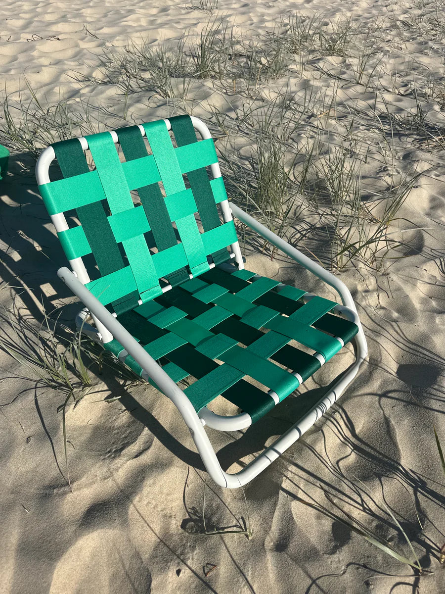 green foldable beach chair
