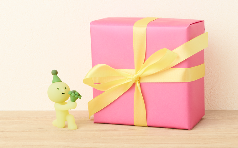 Smiski giving a bouquet - Smiski Birthday Series