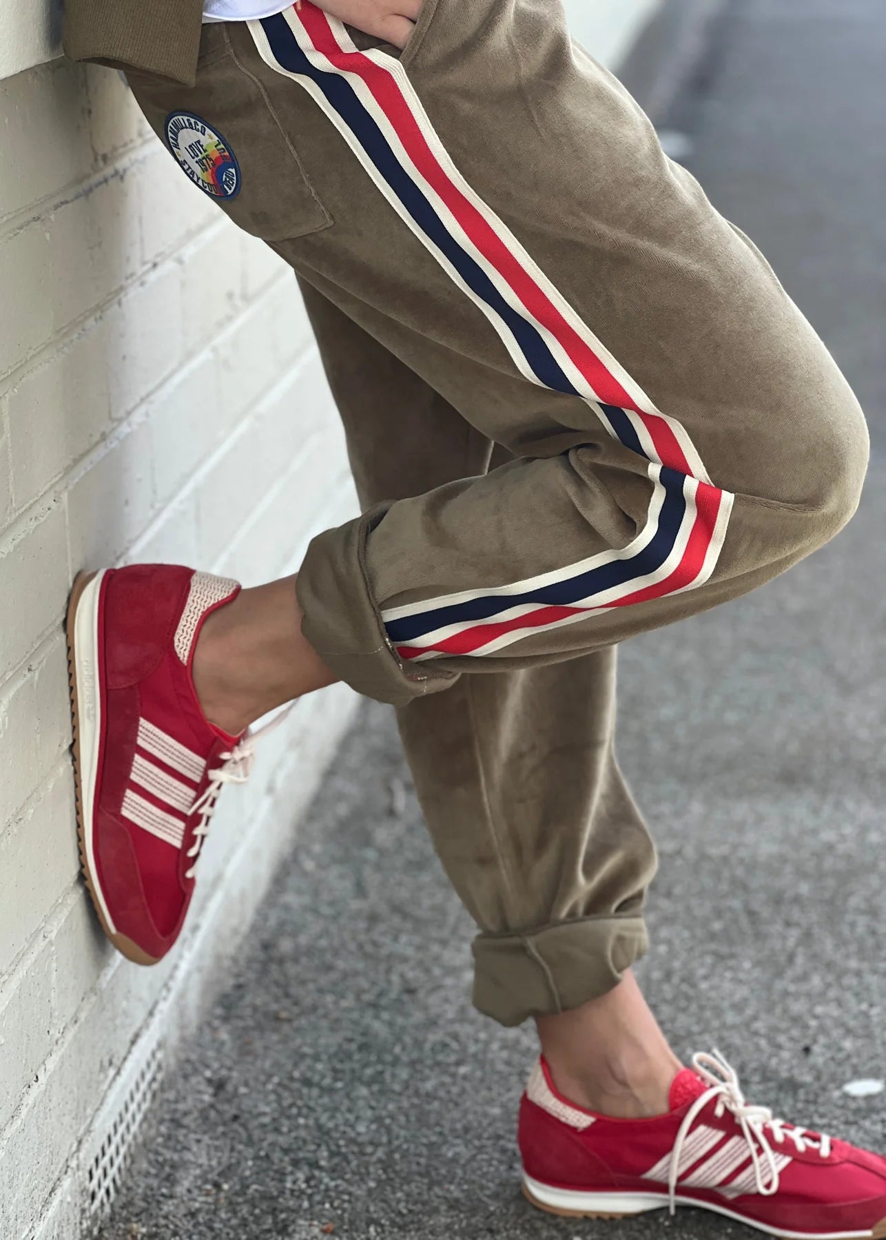 Sporty velour track pant khaki by Hammill & Co