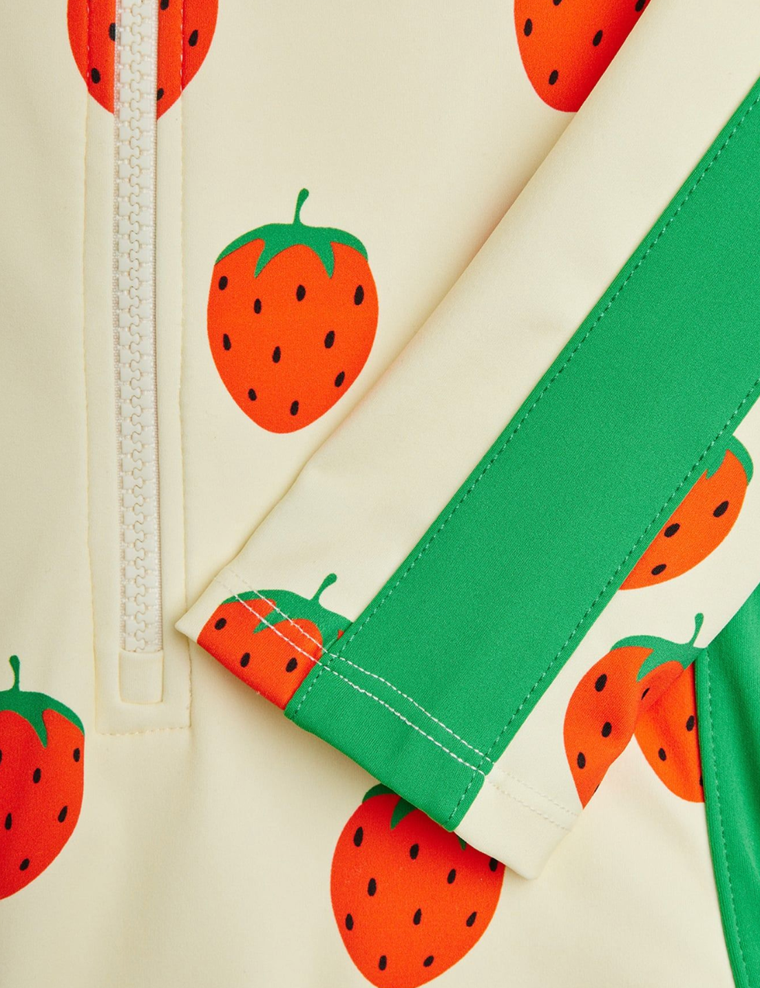 Close up of Strawberries aop ls uv swimsuit - Off-white| Mini Rodini