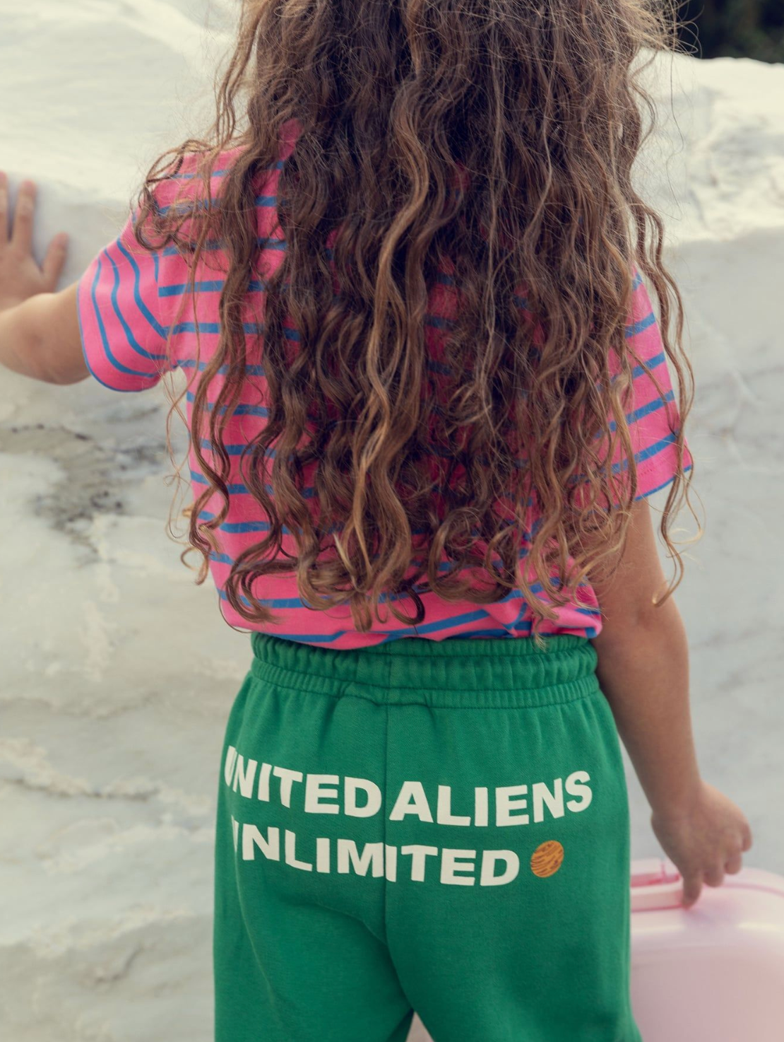 Back view of girl wearing Travel agency sp sweatpants - Green | Mini Rodini