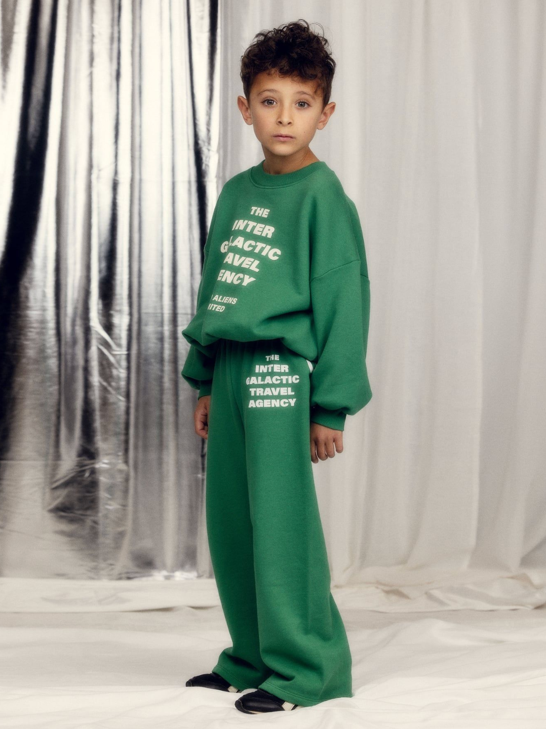 Boy wearing matching set of the Travel agency sp sweatshirt - Green | Mini Rodini